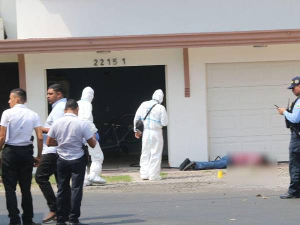 A balazos asesinaron a un hombre este martes en la colonia Modelo de la capital. Policías y elementos de Medicina Forense llegaron a resguardar su cuerpo. A continuación las imágenes de la escena del crimen.