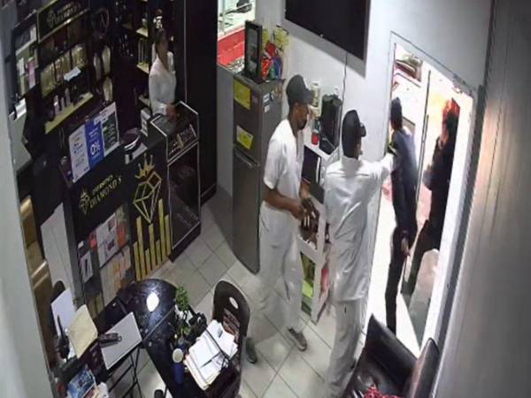 Asaltantes disfrazados matan guardia y dejan herido a otro durante intento de robo en negocio en San Pedro Sula.