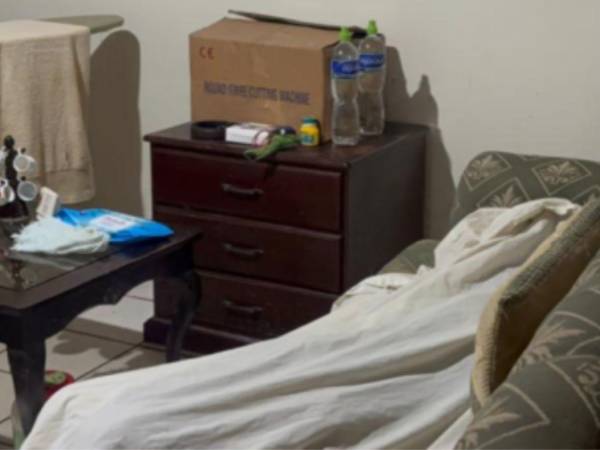 De acuerdo con los testimonios, el adulto mayor residía en un cuarto que le había sido prestado por personas de la casa, debido a que no contaba con un lugar propio donde vivir.