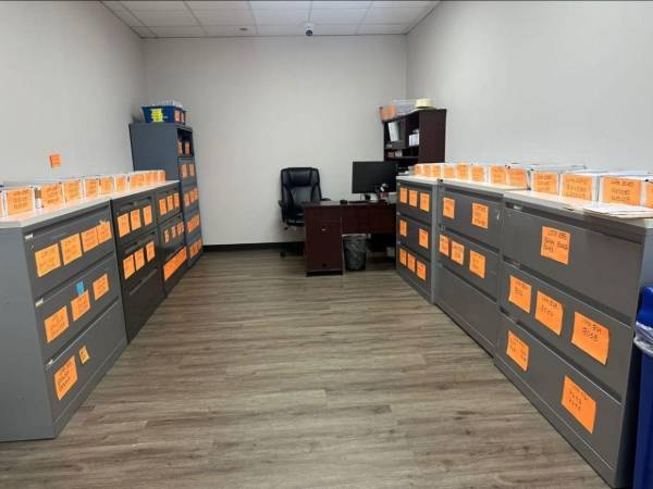 Mientras el RNP asegura haber enviado los DNI, y Cancillería reporta miles aún en sus bodegas sin ser recogidos, la oposición teme que el voto en el exterior sea vulnerado por la falta de transparencia en el manejo de estos documentos.