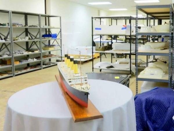 Artefactos recuperados del Titanic son vistos en los estantes en un almacén en Atlanta. Una jueza federal en Virginia falló que una firma de rescate puede sacar del mar una máquina de telégrafo del Titanic. Foto: AP.
