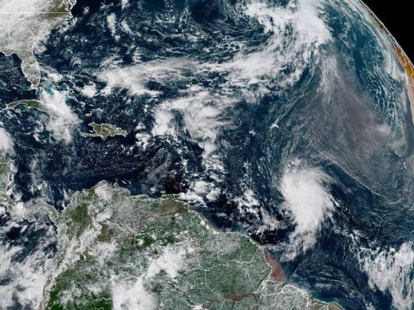 El Centro Nacional de Huracanes pronostica que Jerry alcanzará categoría de huracán al acercarse a las Islas de Sotavento.