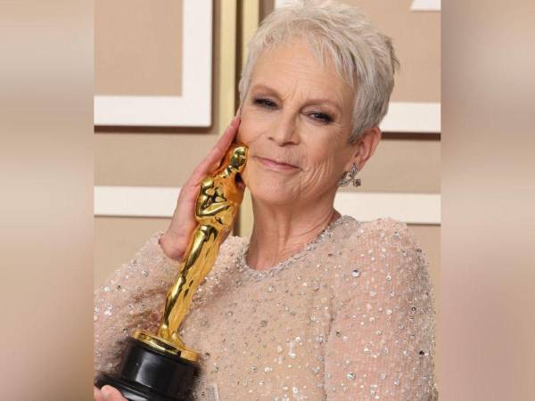 Jamie Lee Curtis con el Oscar a la mejor actriz de reparto por ‘Todo a la vez en todas partes’.