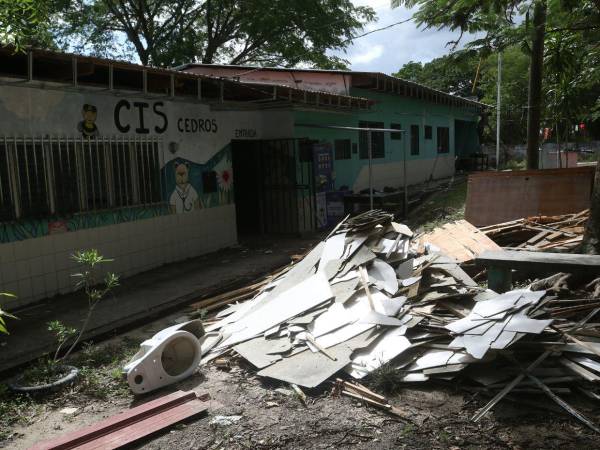 Una inspección al lugar muestra apenas dos obreros trabajando entre materiales de construcción dispersos, láminas y maderas apiladas