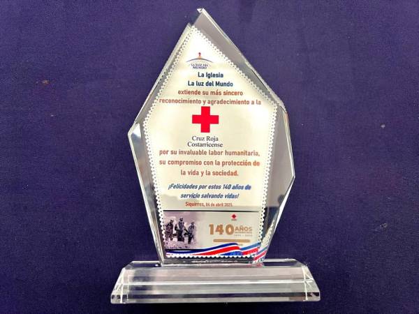 Reconocimiento dado por la Iglesia La Luz del Mundo a la Cruz Roja de Costa Rica.