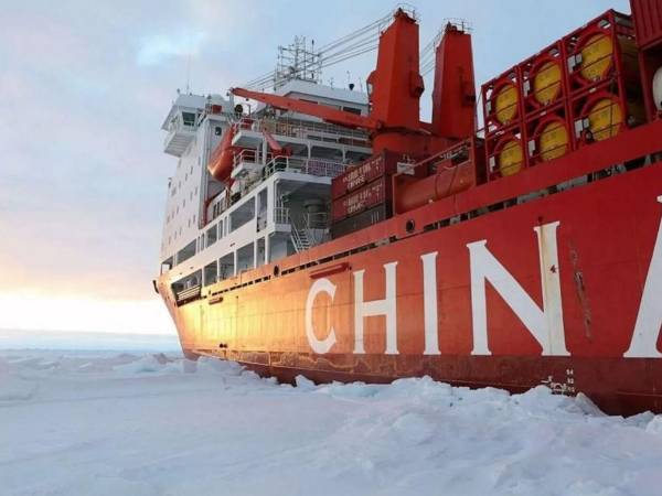 Navegando alrededor del Polo Norte, un barco que navega desde China a Reino Unido está a punto de cambiarlo todo, podría reducir el tiempo de navegación en casi la mitad del tiempo de los productos chinos que viajan a Europa o América. A continuación los detalles de la polémica iniciativa que podría cambiar al comercio mundial.