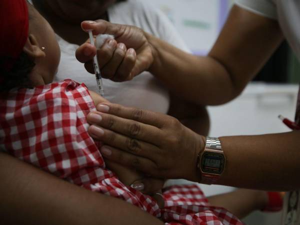 El promedio de vacunación infantil en Honduras cayó en 16.4 puntos porcentuales. En ocho de cada diez municipios la cifra de vacunación cayó considerablemente.