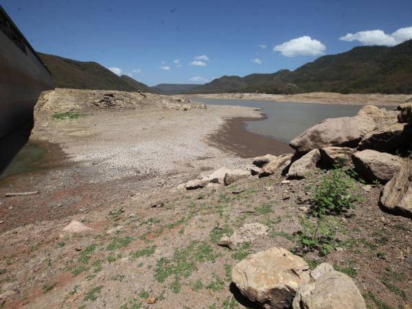 La condición crítica se mantiene a pesar de las fuertes lluvias registradas en Tegucigalpa durante este fin de semana. En algunos sectores se reportaron acumulados de hasta 122 milímetros.