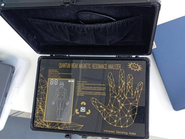 Una pequeña máquina portátil, presentada a los pacientes como capaz de realizar una “resonancia magnética cuántica”, se encuentra en el centro de las denuncias contra la clínica Nueva Med, inspeccionada este jueves por el Ministerio Público.