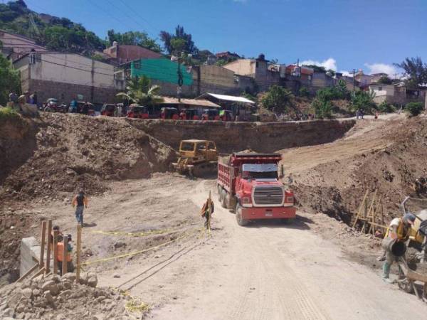 Desde hace más de un mes pobladores de la Reynel Fúnez exigen para que la AMDC solucione la colapsada caja puente del sector.