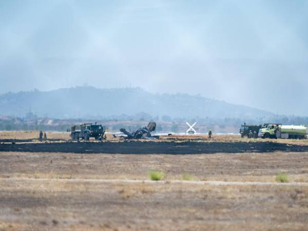 Avión de combate se estrella en base militar de California; piloto logra sobrevivir