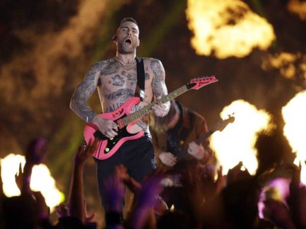 Adam Levine sobre el escenario del Mercedes Benz Stadium de Atlanta en el show de medio tiempo en el Super Bowl 53. (AP)