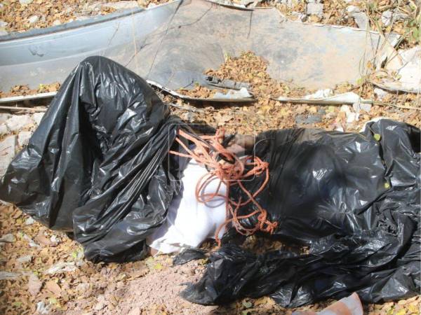 En el interior de una bolsa negra, un hombre aún no identificado fue encontrado sin vida en el anillo periférico de la capital, cerca de la residencial Venecia.