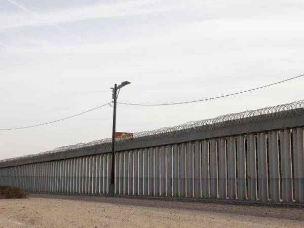 Un muro bordea la frontera entre Estados Unidos y México en San Diego, California, EE.UU.