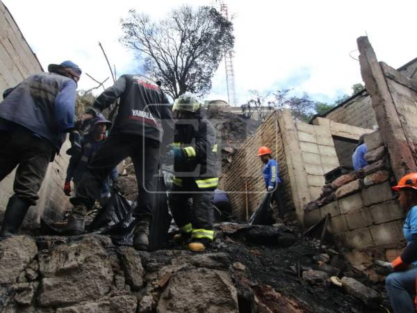Una montaña de escombros es todo lo que quedó tras el voraz incendio que esta madrugada acabó con varias viviendas en el barrio San Martín en Comayagüela, dejando varias personas lesionadas y familias en la calle sin un techo para vivir.