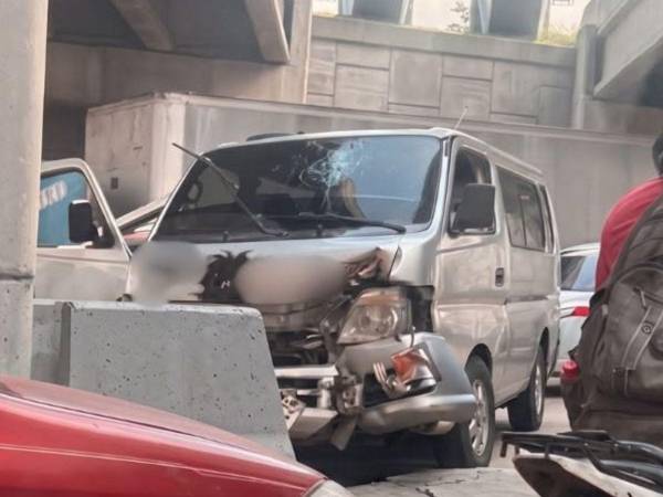 Un busito quedó con severos daños en la parte delantera luego de protagonizar un aparatoso accidente debajo de un puente en el segundo anillo periférico de San Pedro Sula.