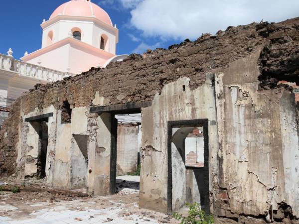 Dos incendios, pandemia y retrasos en permisos marcan la historia de Chinda Díaz, mientras el edificio sigue sin restaurarse en pleno centro de Tegucigalpa.