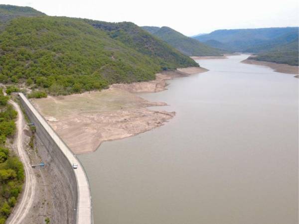 Las autoridades municipales mantienen la alerta por el descenso en las represas capitalinas, cuyos niveles continúan bajando ante la ausencia de lluvias en la capital y zonas de recarga hídrica.