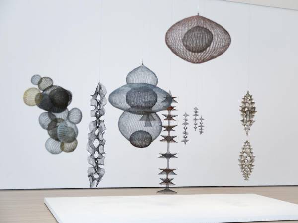 Esculturas de alambre en bucle de Ruth Asawa en una retrospectiva en el Museo de Arte Moderno de Nueva York.