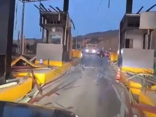 Desconocidos destruyeron este sábado con explosivos un peaje en construcción en la Vía Panamericana, entre las ciudades de Popayán (Cauca) y Cali (Valle del Cauca)