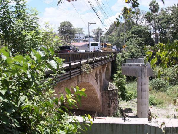 El proyecto del puente Germania sigue paralizado; la alcaldía capitalina aún no decide cuándo iniciar la obra que aliviaría la congestión en la salida al sur de la ciudad.