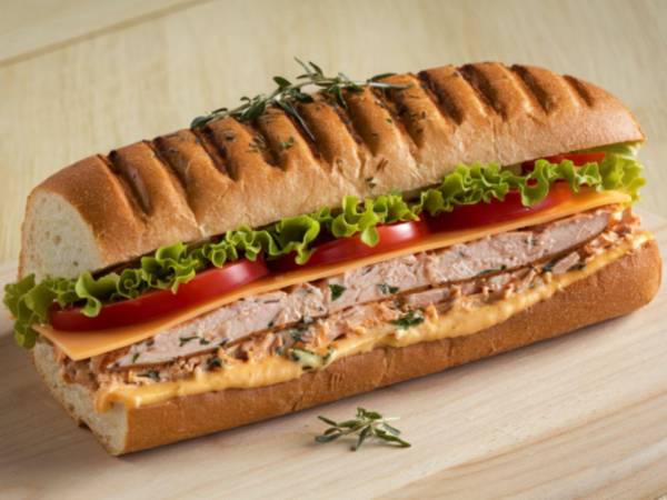 Un delicioso sándwich de pollo ideal para aprovechar las sobras de la cena navideña y disfrutar en cualquier momento del día.