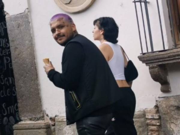 Nodal tras ser captado caminando de la mano de Cazzu.