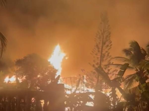 Un incendio registrado en horas de la noche destruyó seis viviendas en East End, Guanaja, Islas de la Bahía.