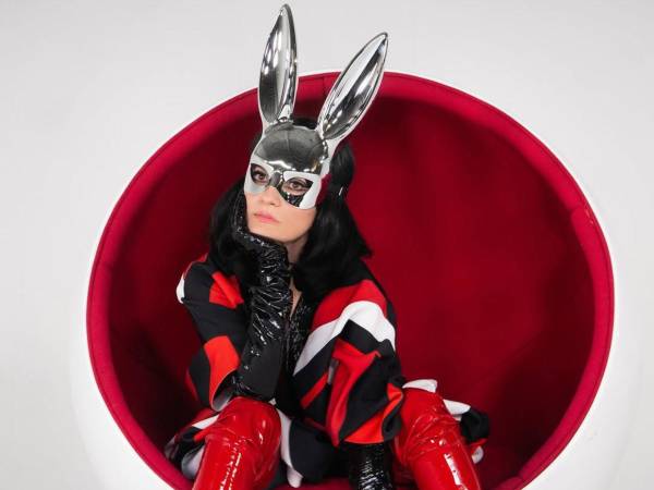 Entre versiones de Bad Bunny y clásicos de Jeanette a ritmo de reguetón, la italiana demuestra que su corazón late en castellano y que, tras 30 años de carrera, aún tiene capacidad para romper sus propios moldes