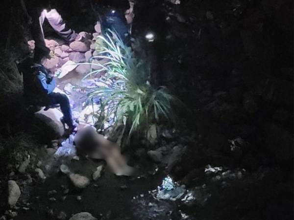 Agentes de la Policía Nacional llegaron al lugar donde fue encontrada la mujer que presentaba fracturas en diferentes partes del cuerpo.
