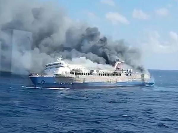 Continua la búsqueda de 41 personas por incendio en un ferry, que se cobró la vida de cinco pasajeros en Indonesia.