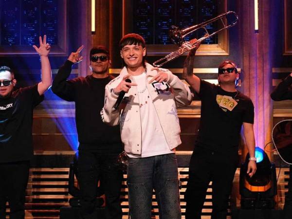 Peso Pluma durante su participación en The Tonight Show.