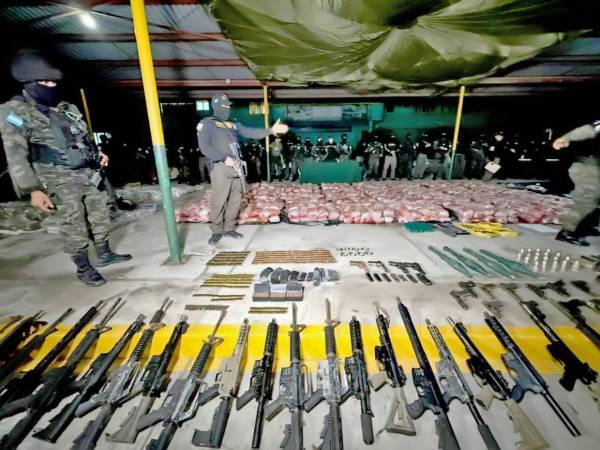 Desde las 5:30 am agentes de la Dirección de Lucha Contra el Narcotráfico realizaron los allanamientos en varios sectores de la ciudad. Se decomisó droga, armas y se detuvo a 10 personas.