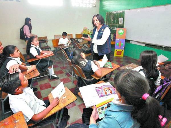 Los docentes solicitan recibir un reajuste salarial de 1,000 lempiras y negocian otros beneficios a favor del magisterio.