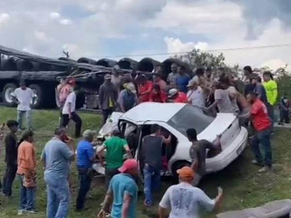 La víctima quedó atrapada entre el amasijo de hierros por lo que elementos del cuerpo de bomberos tuvieron que romper la carrocería para tratar de liberarla.