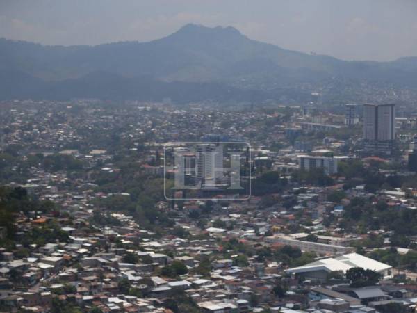 Así luce la capital, bajo una densa capa de bruma.