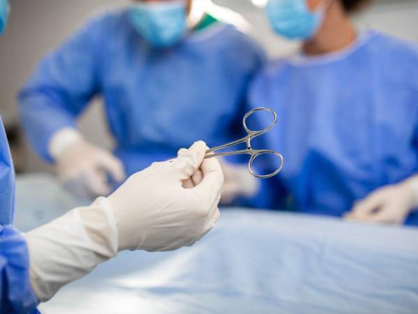 Una mujer de 53 años denunció que un cirujano le dejó olvidadas unas tijeras quirúrgicas dentro de su abdomen. Esto es lo que se sabe del caso.