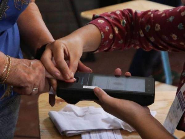 La falta de acción de la Comisión de Compras y Contrataciones Electorales mantiene en riesgo la conectividad en más de 1,800 centros de votación.