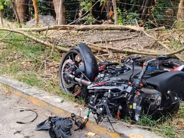 La motocicleta de la víctima quedó tirada a un costado de la carretera. El cuerpo quedó a pocos metros de distancia. El pasajero, quien resultó herido, fue trasladado al Hospital Escuela.