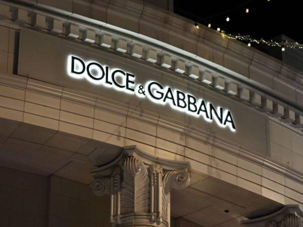 Fundada en 1985, la casa de moda ha permanecido bajo el control de sus fundadores, Stefano Gabbana y Domenico Dolce, hasta la fecha.