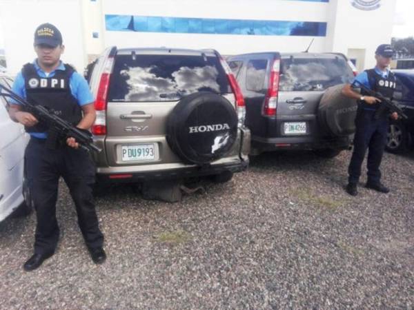 Entre lo decomisado hay dos camionetas Honda CRV que tenían en su poder los presuntos pandilleros (Foto: DPI/ El Heraldo Honduras/ Noticias de Honduras)