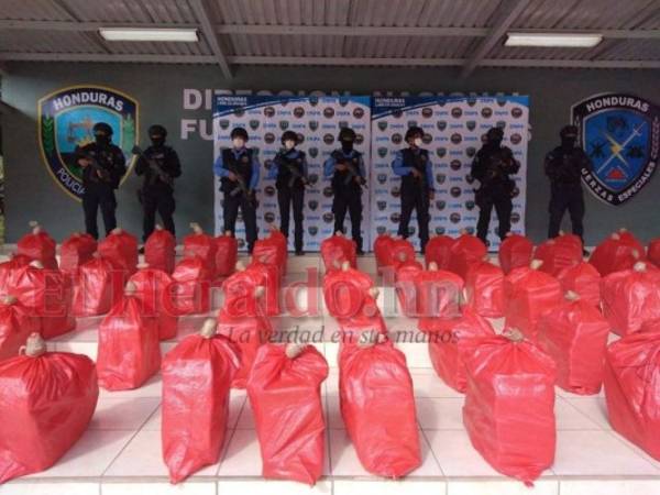 Los 67 fardos de cocaína fueron decomisados mediante una operación realizada en Iriona, Colón. FOTOS: Marvin Salgado/EL HERALDO