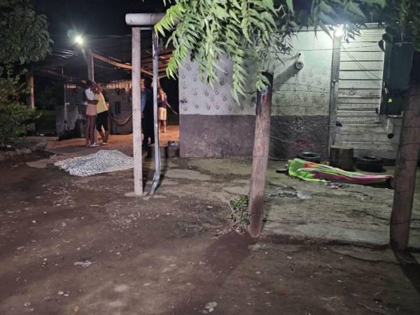 Comienzan las investigaciones de la masacre registrada la noche del martes en la colonia Murillo Soto, de Olanchito, Yoro. Los primeros resultados indican que estarían implicados en la venta de drogas en la zona. Esto dicen las autoridades.