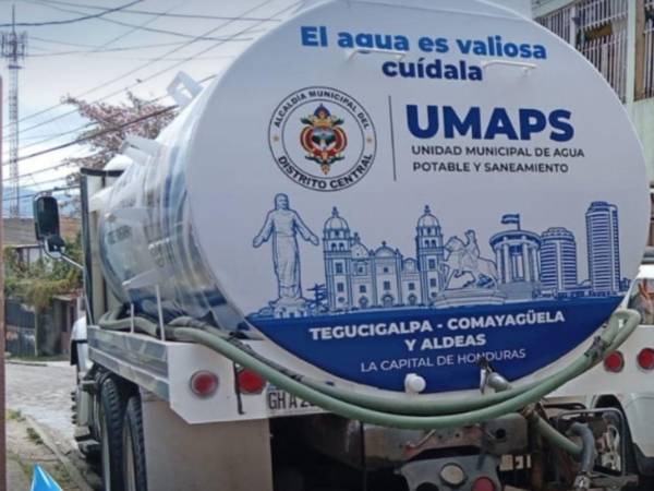 Residentes de La Era y sectores cercanos aseguran que se cobra 15 lempiras por barril de agua en cisternas, mientras la alcaldía sostiene que el servicio es gratis.
