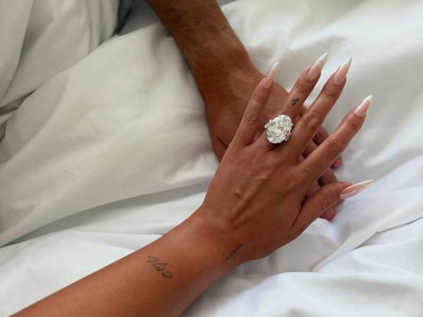 Este lunes -11 de agosto- la modelo compartió una fotografía en su cuenta de Instagram donde luce un impresionante anillo de compromiso, acompañado de la leyenda: Sí, quiero. En esta y en todas mis vidas.