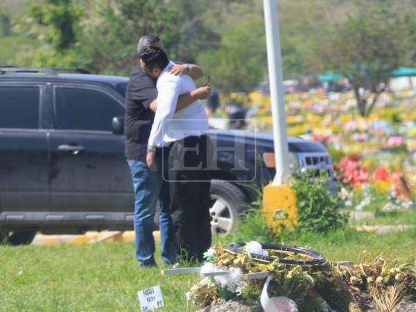 Familiares, amigos, compañeros y demás seres queridos se reunieron en un cementerio de la capital para darle el último adiós a Claudia Suyapa Garay, de 46 años, quien fue una de las víctimas que pereció tras el derrumbe de un cerro en el anillo periférico, hecho registrado la mañana del martes 23 de junio.
