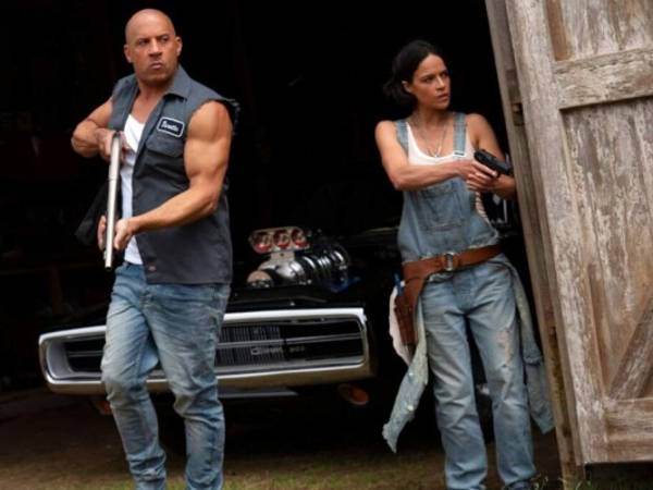 En esta imagen proporcionada por Universal Pictures, Vin Diesel, izquierda, y Michelle Rodriguez actúan en una escena de 'F9: The Fast Saga'.
