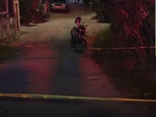 El joven quedó tendido en medio de la calle.