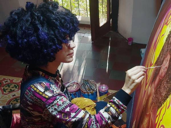 Betan reactualiza el arte plástico fusionando simbologías y texturas para abordar temas de resistencia e identidad, reivindicando el espacio público y el empoderamiento femenino.