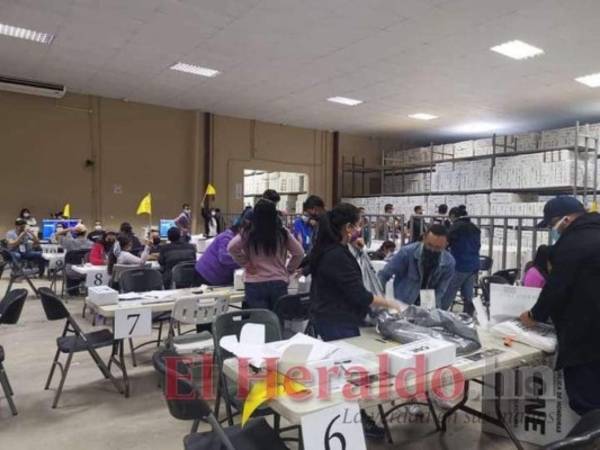 Un grupo de observadores nacionales e internacionales le dan veeduría a diario a este proceso que se lleva a cabo en el CLE y donde de oficio se corrigieron 700 actas. Foto: El Heraldo